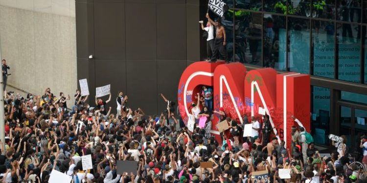 ¡A favor de la libertad de información! Gobierno de EEUU no puede reprimir a la prensa durante protestas