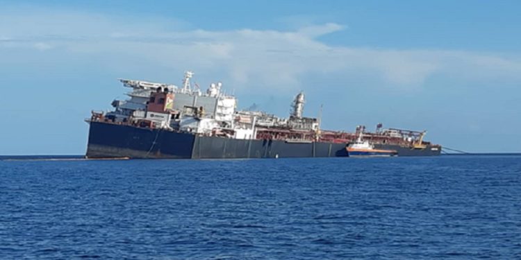 Potencial desastre ecológico por hundimiento de tanquero venezolano cerca de Trinidad