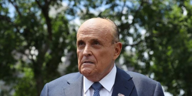 Hija del abogado de Trump se rebela y pide votar por Biden