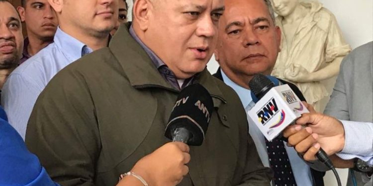 El número dos del chavismo cuestionó al sistema electoral estadounidense