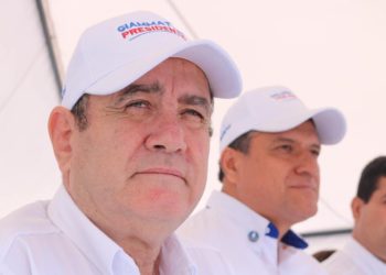 Guatemaltecos piden renuncia del presidente en protestas nacionales