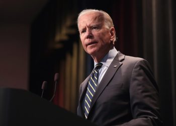 Biden deberá usar bota ortopédica por lesión en un pie