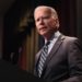 Biden deberá usar bota ortopédica por lesión en un pie