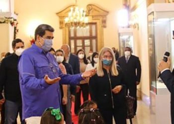 EL surrealismo de un dictador que sopla las velas de su cumpleaños con el tapabocas puesto