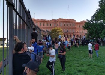 Descontrol total en el adiós a Maradona (+videos)