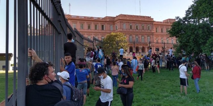 Descontrol total en el adiós a Maradona (+videos)