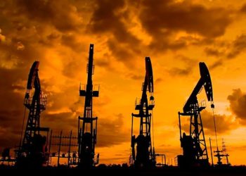 Rusia y Arabia Saudita acuerdan seguir con los recortes petroleros