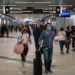 Los CDC recomiendan a quienes viajen en Navidad hacerse la prueba del COVID antes y después