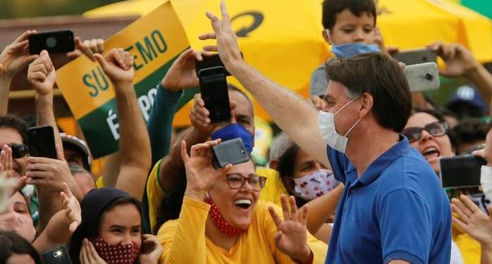 Nivel récord de aprobación para Bolsonaro en Brasil, a pesar de su manejo del COVID-19