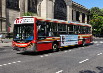 Residentes de Buenos Aires caminarán mas por reducción de colectivos