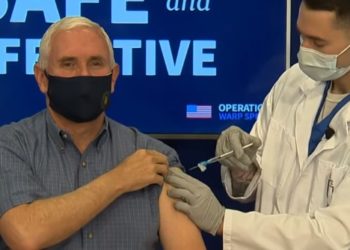 Vicepresidente Pence se vacuna contra el COVID-19 frente a las cámaras +Vídeo