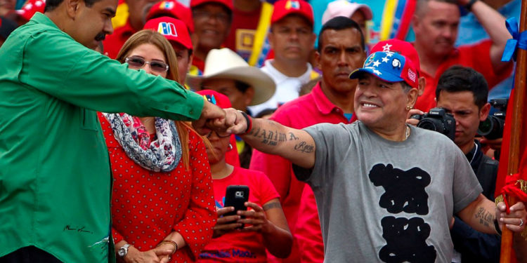 La dictadura venezolana quedó debiéndole una fortuna a Diego Armando Maradona