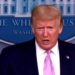 Al final Trump rubricó plan de estímulo económico