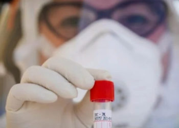 Experto opina que vacuna de AstraZeneca podría “cambiar las reglas del juego”