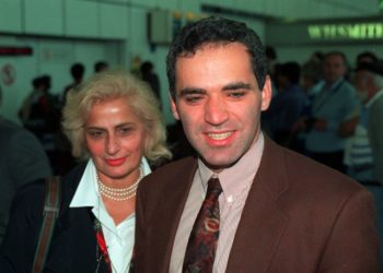 Todo lo que dicen los políticos debe ponerse en duda, el consejo de Klara Kasparova