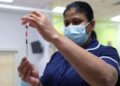 Vacunación masiva en Reino Unido: adultos mayores y 53 centros de salud