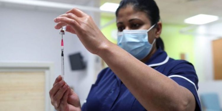 Vacunación masiva en Reino Unido: adultos mayores y 53 centros de salud