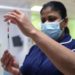 Vacunación masiva en Reino Unido: adultos mayores y 53 centros de salud
