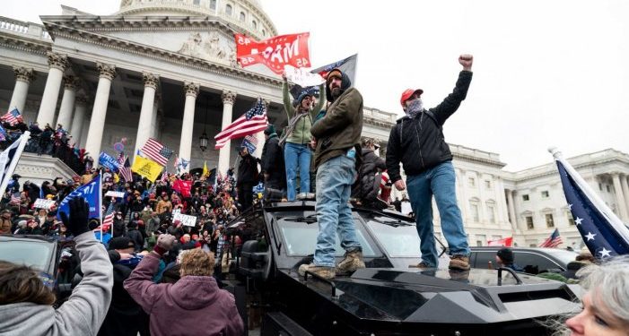 Comparación entre la respuesta de la policía a la insurrección de ayer y las protestas de Antifa y BLM