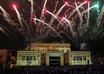 Luces adornaron el cielo en el mundo pese a la pandemia