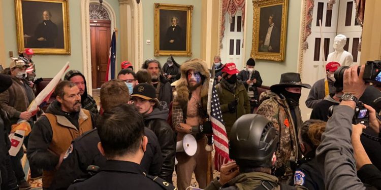 Simpatizantes de Trump invaden Capitolio