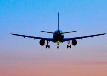 Localizan el avión que se precipitó al mar en Indonesia
