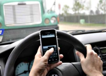 Nuevas leyes en EEUU: entre ellas, prohibirán manejar con celular en mano
