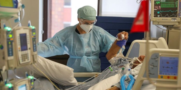 COVID-19: las reuniones navideñas han abarrotado los hospitales de Estados Unidos