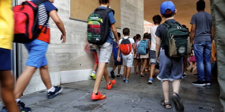 Estudiantes musulmanes en Francia se auto excluyen y atacan