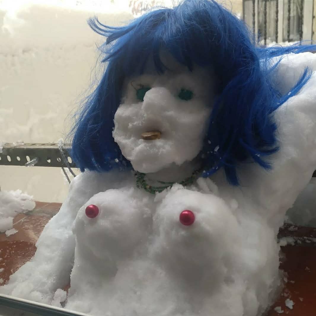 Nunca falta el buen humor, esta chica reemplaza al tradicional muñeco de nieve- Foto de Carmendelia Ferrer