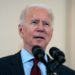 Biden estudia regular armas para combatir violencia