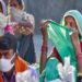 Expertos sorprendidos por increíble caída de casos de COVID-19 en India