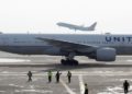 EE.UU revisará los Boeing 777 de United Airlines tras accidente en Denver