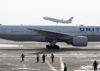 EE.UU revisará los Boeing 777 de United Airlines tras accidente en Denver