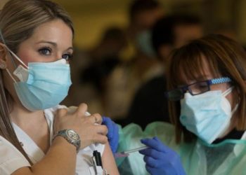 Científicos piden acelerar el ritmo de vacunación en España