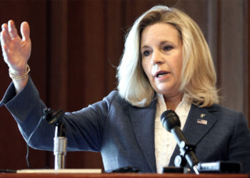 A pesar de haber votado por «impeachment» de Trump, Liz Chenney mantiene liderazgo republicano