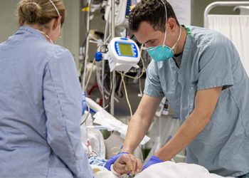 ¿Por qué las hospitalizaciones por COVID-19 en Reino Unido han bajado?