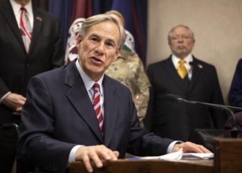 Gobernador de Texas responde a Biden acusándolo de dejar entrar indocumentados con COVID-19