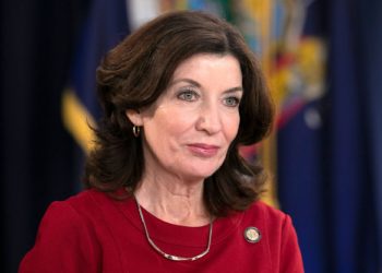 Una mujer podría sustituir a Cuomo en la gobernación de NY