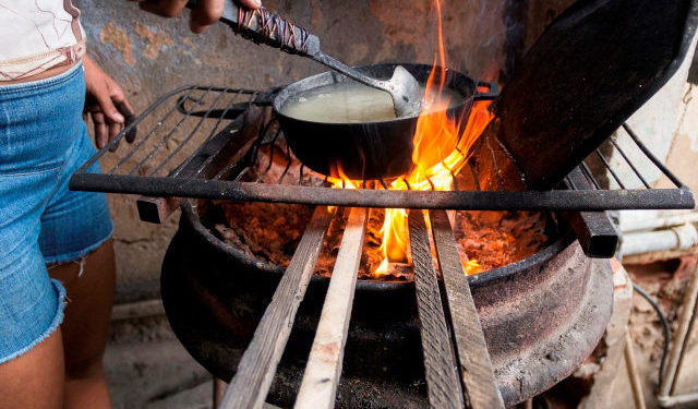 Estudio revela que en Venezuela 94% cocina sin provisión regular de combustible (y muchos usan leña)