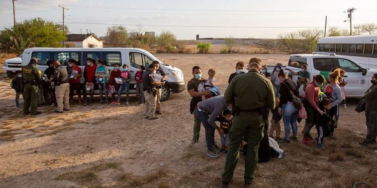 Cárteles mexicanos aprovechan política migratoria de Biden para intensificar el tráfico de personas
