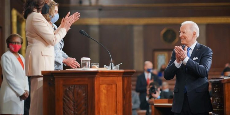 Empleos, familias, infraestructura, pandemia y migración centran el primer discurso de Biden ante el Congreso