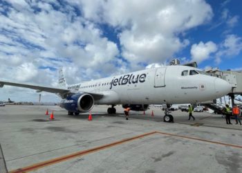 Centenares de personas en lista de espera para viajar a Cuba