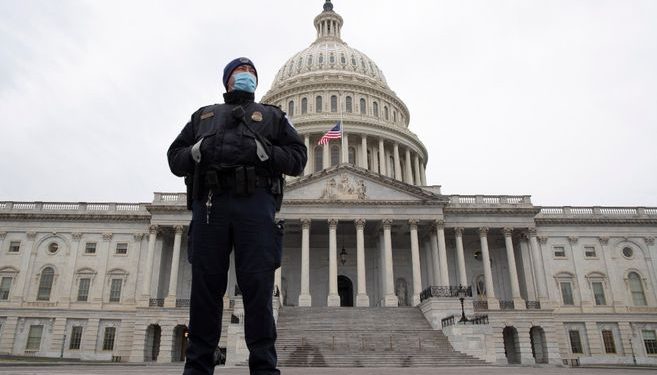 Secuelas de los asaltos: policía del Capitolio se tambalea