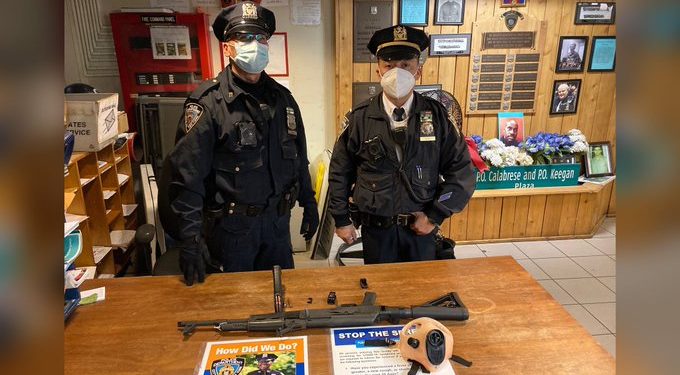 Detienen a joven en el metro de Times Square por llevar un Kalashnikov