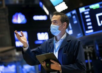 Datos positivos de economía de EEUU disparan Dow Jones y S&P