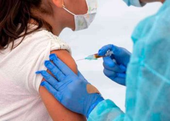 ¡Alerta! CDC investiga problemas cardíacos en jóvenes vacunados contra el COVID-19