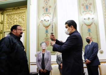Seagal recibido con honores en Miraflores y solicitado por violación de menores en EEUU