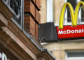 Agresión verbal de cliente a personal de McDonald’s desata discusión en redes por salario que perciben