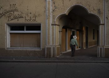 Narcos mexicanos encerraron un pueblo entero con zanjas